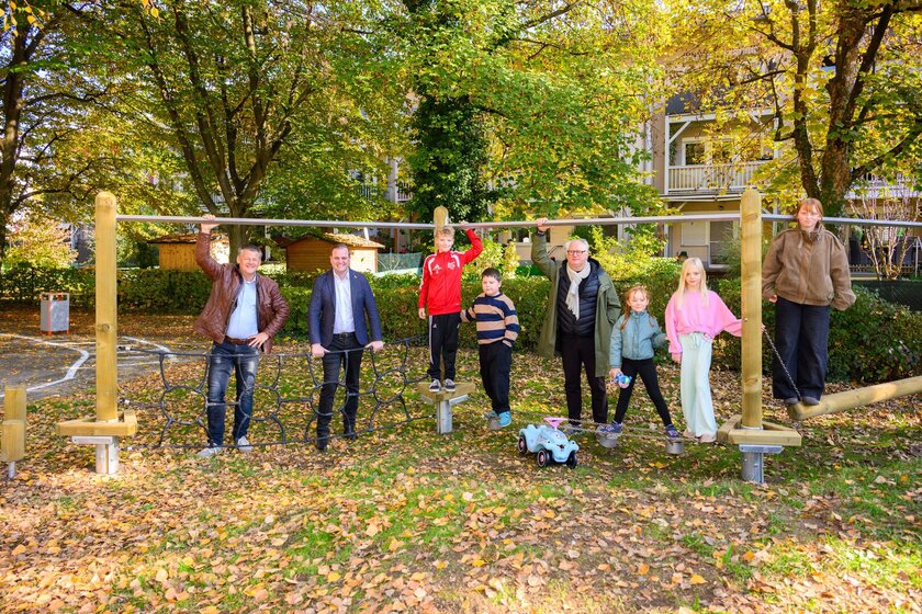 Neuer Spielplatz für die Erkergasse Bürgermeister Christian Scheider, Wohnungsreferent Vizebürgermeister Patrick Jonke und Gerhard Scheucher MBA (Geschäftsführer Klagenfurt Wohnen) testeten mit Jamie, Arian, Alina, Sophia und Raphaela den neuen Spielplatz in der Erkergasse.