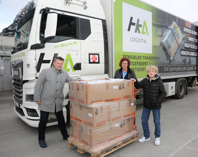 Bürgermeister Christian Scheider, Jutta Gütler mit Sohn Thomas von der TKA Logistik GmbH verabschiedeten heute gemeinsam den ersten LKW in Richtung Czernowitz. 