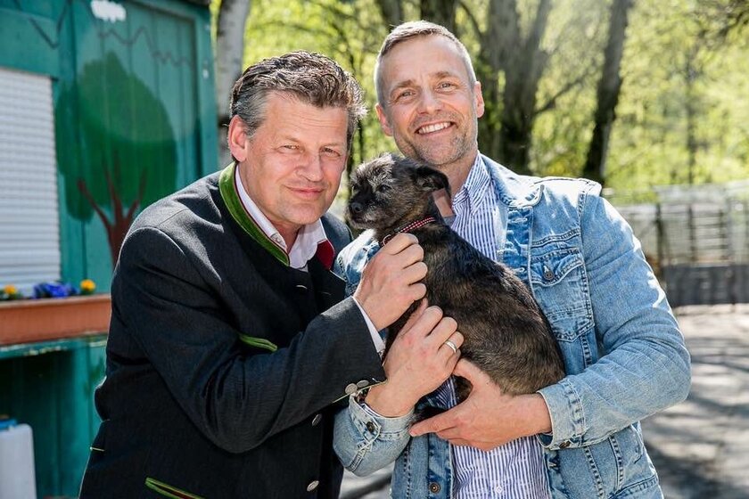 Bürgermeister Christian Scheider und Gemeinderat Michael Gussnig laden zum Tierschutztag auf den Neuen Platz ein. Foto: Büro BGM