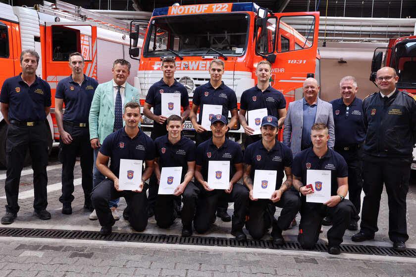 Acht junge Männer wurden nach sechs Monaten der Ausbildung zu Feuerwehrmännern bei der Berufsfeuerwehr befördert. Foto: StadtKommunikation/Wajand
