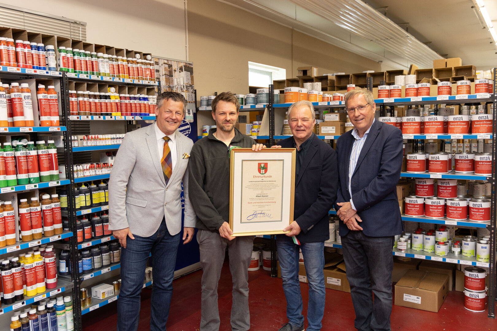 Bürgermeister Christian Scheider und Gemeinderat Dr. Andreas Skorianz überreichen Albert und Stefan Gunzer zum 40-jährigen Firmenjubiläum die Ehrenurkunde der Landeshauptstadt Klagenfurt am Wörthersee.  Foto: StadtKommunikation / Peter Just