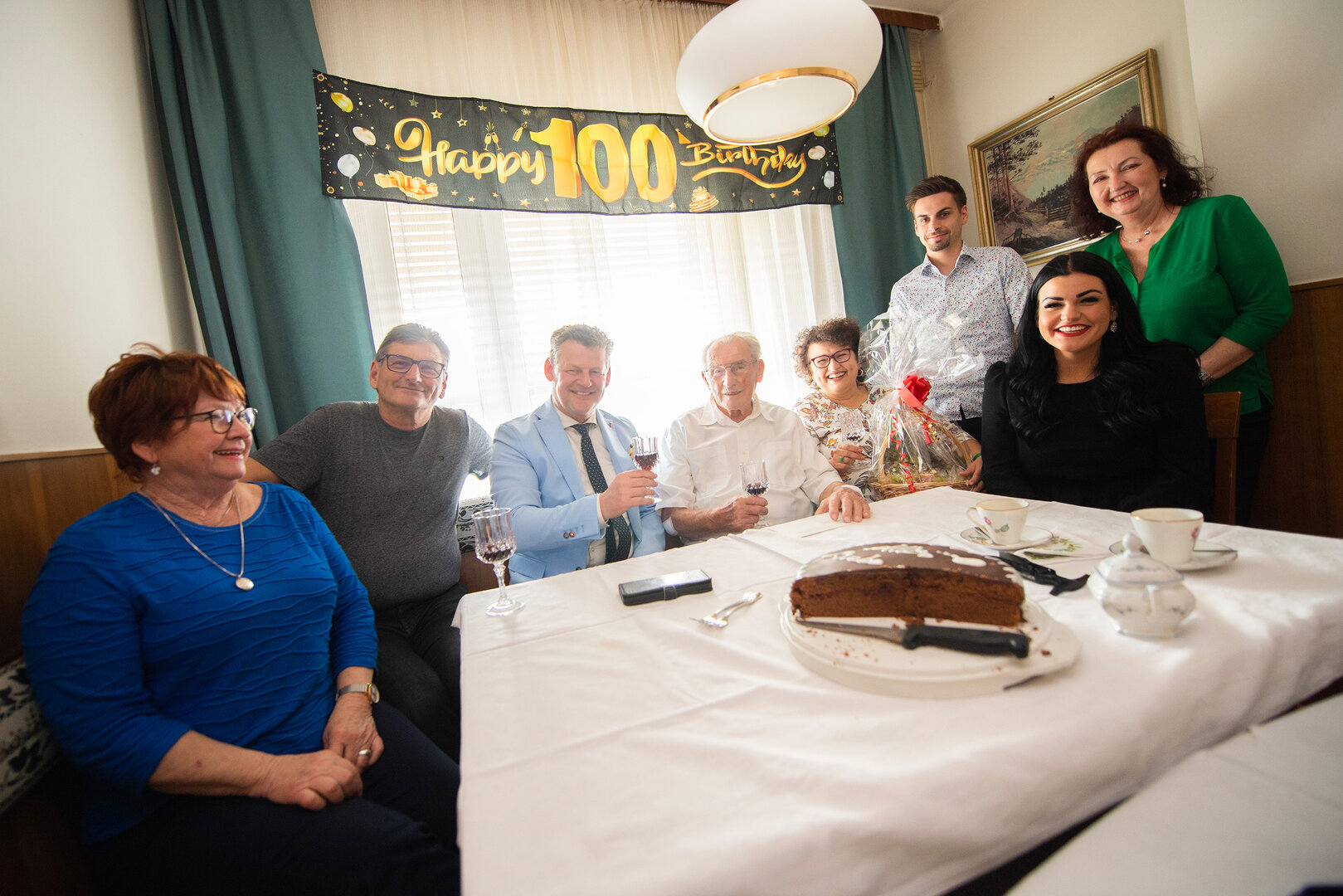 Zur 100er-Geburtstagsfeier schaute auch Bürgermeister Christian Scheider mit einem Obstkorb vorbei.