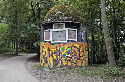Der Bunkerturm mit Fresken, Gedenktafel und bunten Graffitis am Weg im Kreuzberglwald©StadtPresse/Eggenberger