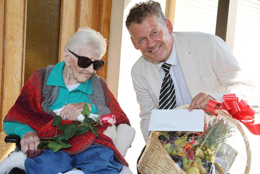 Bürgermeister Christian Scheider feierte mit Hildegard Schmidt ihren 100. Geburtstag. Foto: StadtKommunikation/Wajand