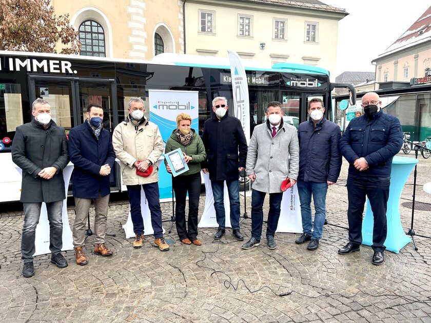 Vertreter von Land, Stadt und KMG präsentieren die Öffi-Zukunft. Foto: StadtKommunikation/Rosenzopf