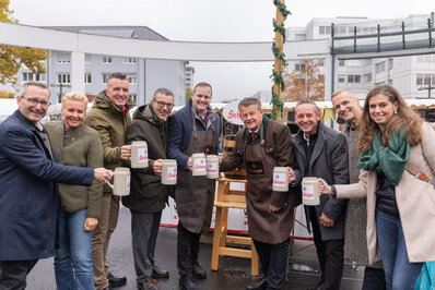 Bürgermeister Christian Scheider mit weiteren Mitgliedern des Klagenfurter Stadt- und Gemeinderates bei der Eröffnung des heurigen Ursulamarktes.  Foto: StadtKommunikation / Zangerle