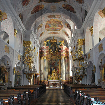 Blick in die Domkirche mit Altar und Deckengemälden©StadtPresse