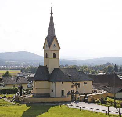 Die Kirche von Emmersdorf mit dem sie umgebenden Friedhof und dem im Verhältnis mächtigem Turm©StadtPresse/Eggenberger