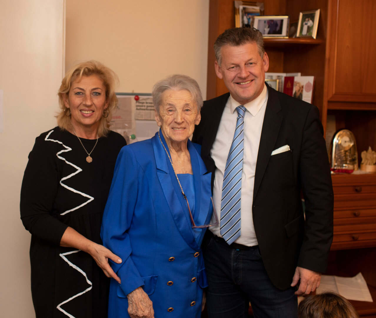 Bürgermeister Christian Scheider feierte mit Maria Aumüller ihren 100. Geburtstag. Bild: StadtKommunikation/Just