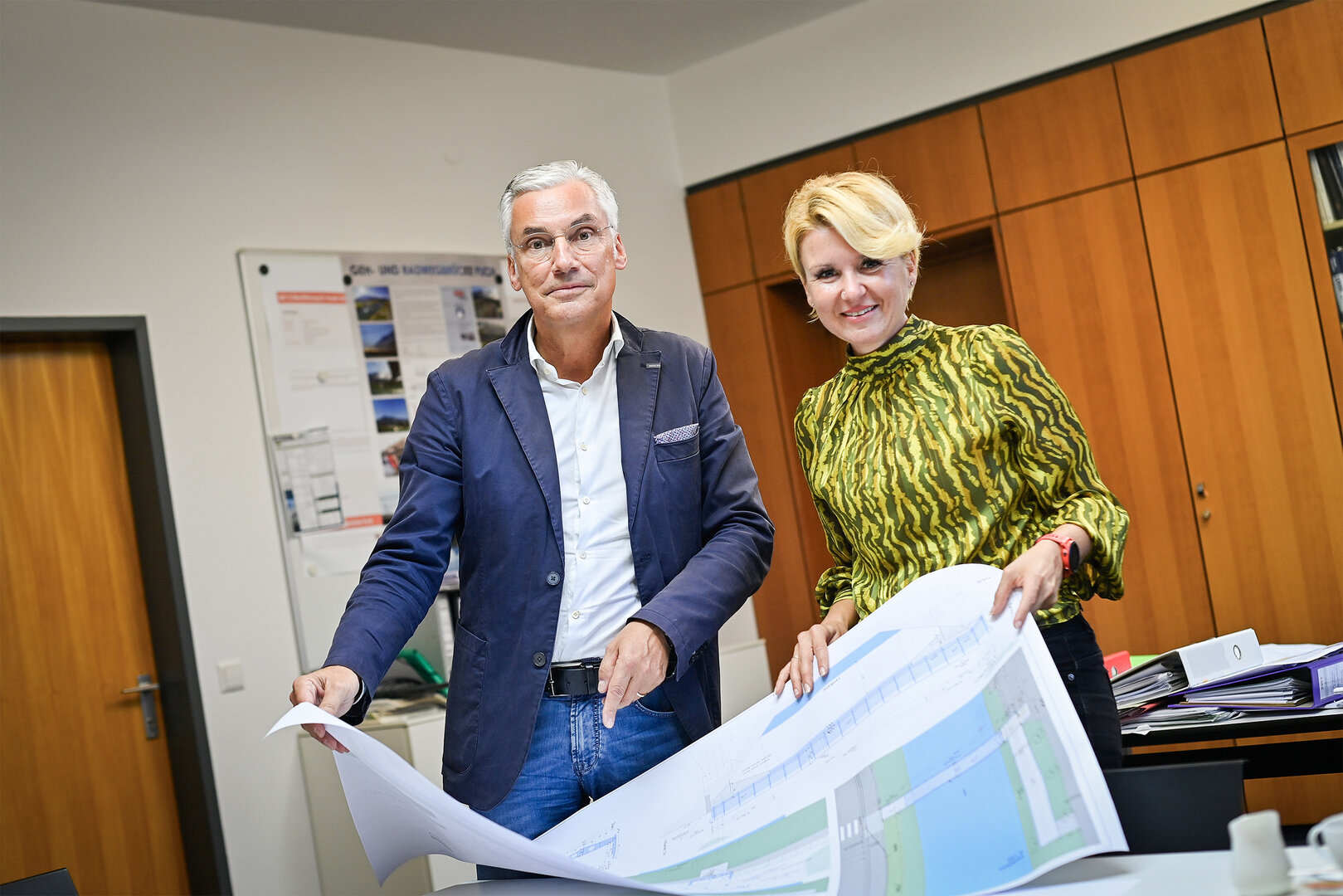 DI Herbert Horn präsentierte Stadträtin Sandra Wassermann die Pläne für die barrierefreie Neugestaltung des Heinzelstegs.