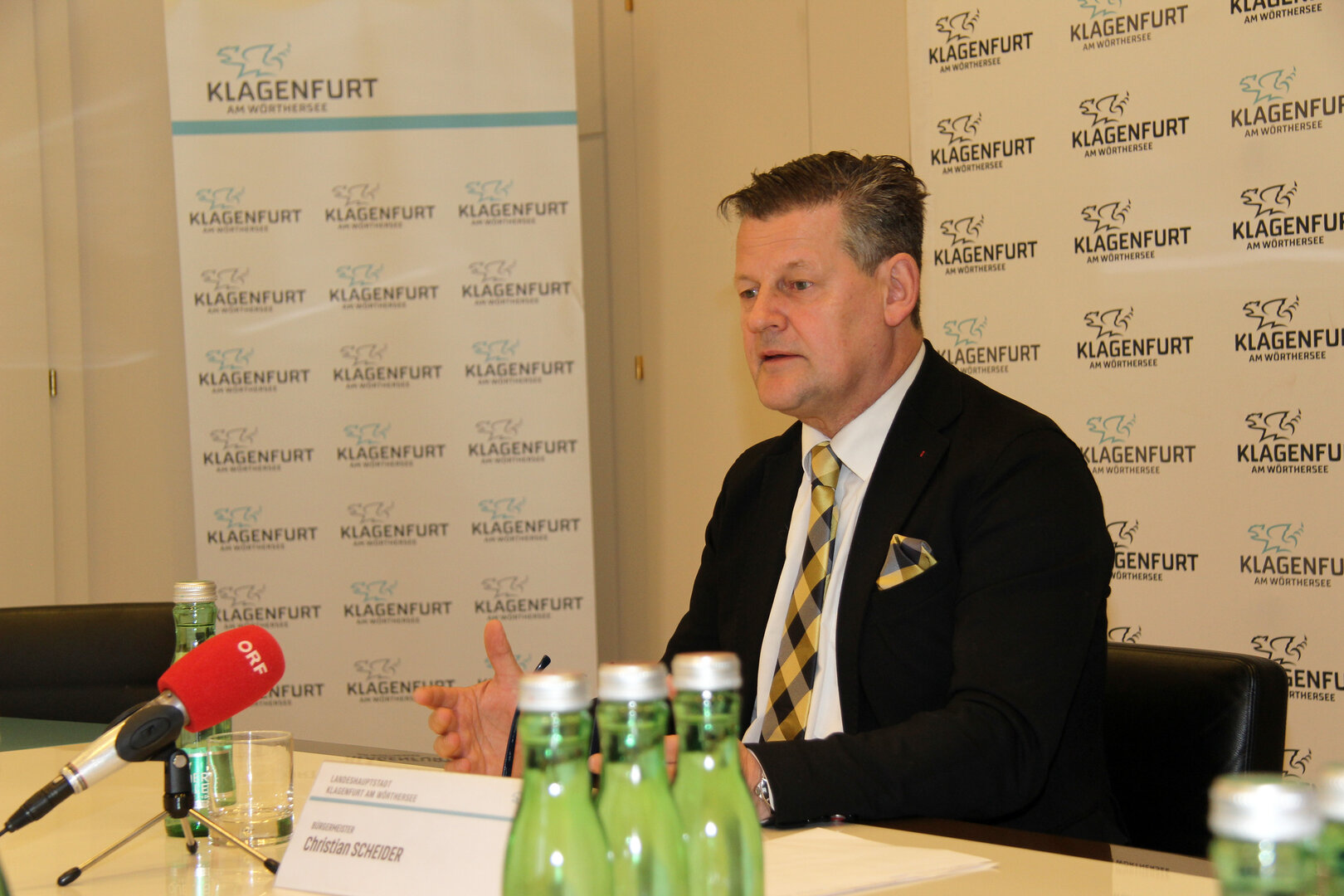 Bürgermeister Christian Scheider präsentierte das Rechtsgutachten von Verfassungsjurist Dr. Bernd-Christian Funk bei einem Pressegespräch.