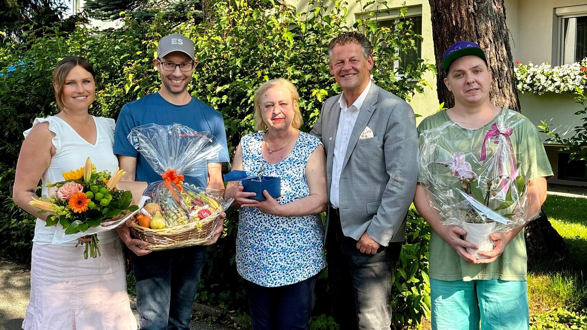 Bürgermeister Christian Scheider überreicht als Abschiedsgeschenk Melitta Morak den Steinernen Fischer. Foto: Büro Bürgermeister
