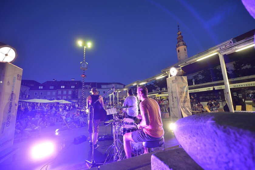 An ausgewählten Freitagabenden lockt der After Work Markt mit dem besonderen Ambiente des Benediktinermarktes bei Livemusik und DJ Sound.