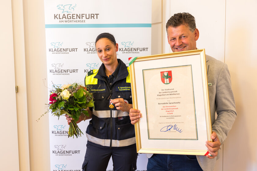 Bürgermeister Christian Scheider verlieh Bernadette Sprachowitz die Medaille der Landeshauptstadt.