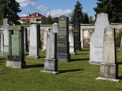 Blick in den Friedhof mit den Grabsteinen©StadtPresse/Eggenberger