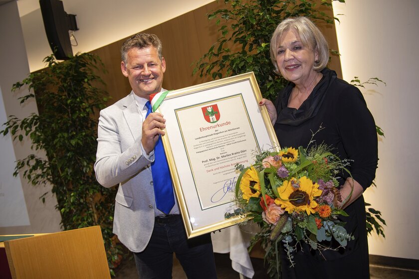 Bürgermeister Christian Scheider überreichte Prof Mag. Dr. Marlies Krainz-Dürr die Ehrenurkunde der Stadt Klagenfurt. Foto: SK/Hude
