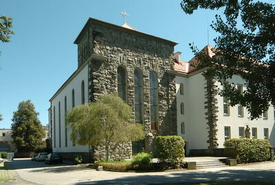 Christkönigkirche mit Ummauerung und integr. Marienfigur