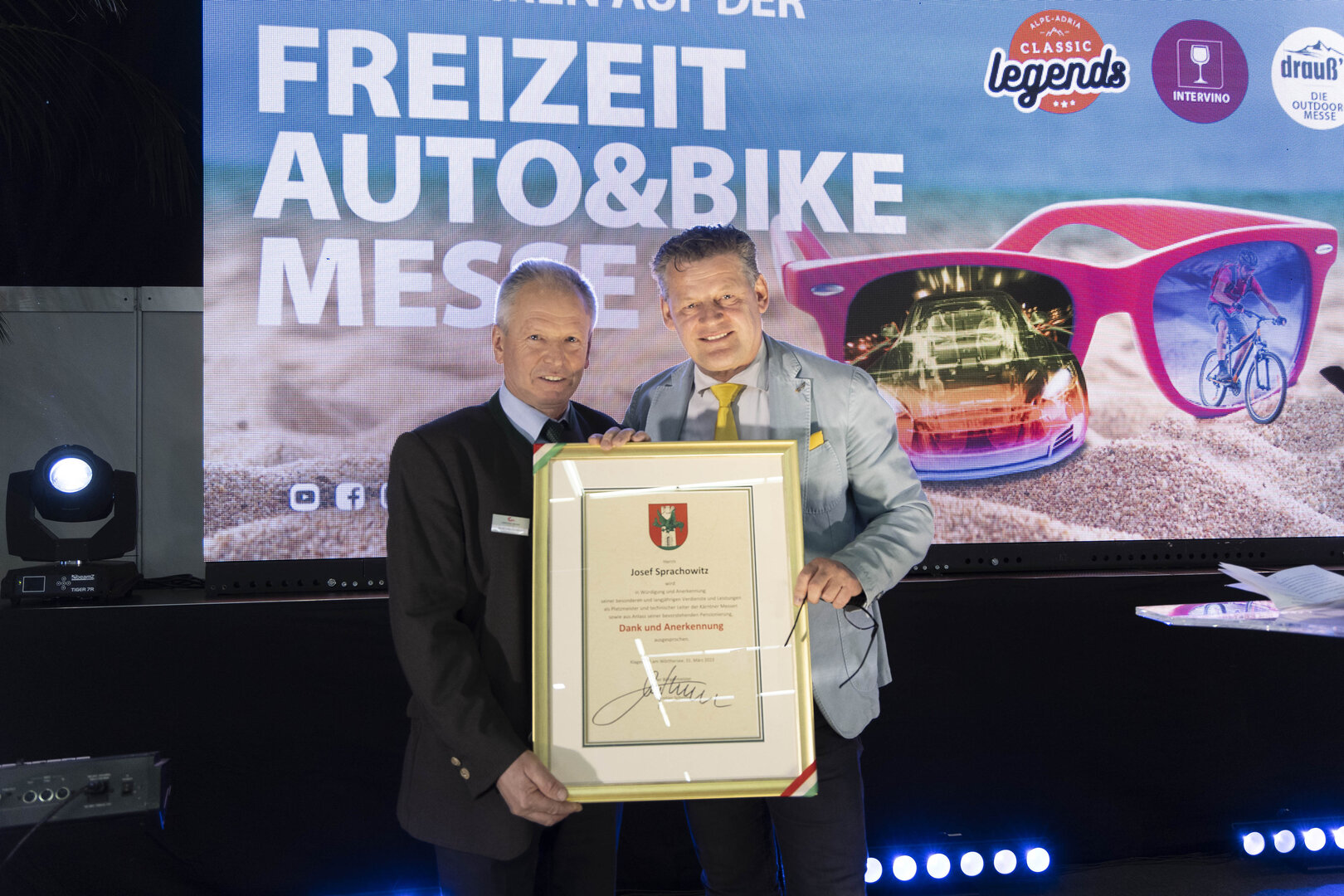 Bürgermeister Christian Scheider überreichte Josef Sprachowitz im  Zuge der Eröffnung der Freizeitmesse die Ehrenurkunde.  Foto: StadtKommunikation/Just