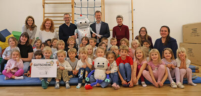 Stadtrat Mag. Franz Petritz und Mag. Thomas Valent (Leiter der Abteilung Bildung) besuchten Mag. Margit Motschiunig (Leiterin des Kindergarten Bunte Knöpfe), ihr Team und die Kinder kürzlich und gratulierten zum „e-Twinning“-Erfolg.  Foto: SK/Glinik