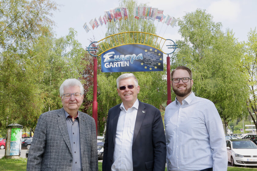 Vizebürgermeister Prof. Mag. Alois Dolinar traf anlässlich des Europatages den Präsidenten und Geschäftsführer des Vereins Europahaus zum informellen Gespräch. Foto: StadtKommunikation / Wajand