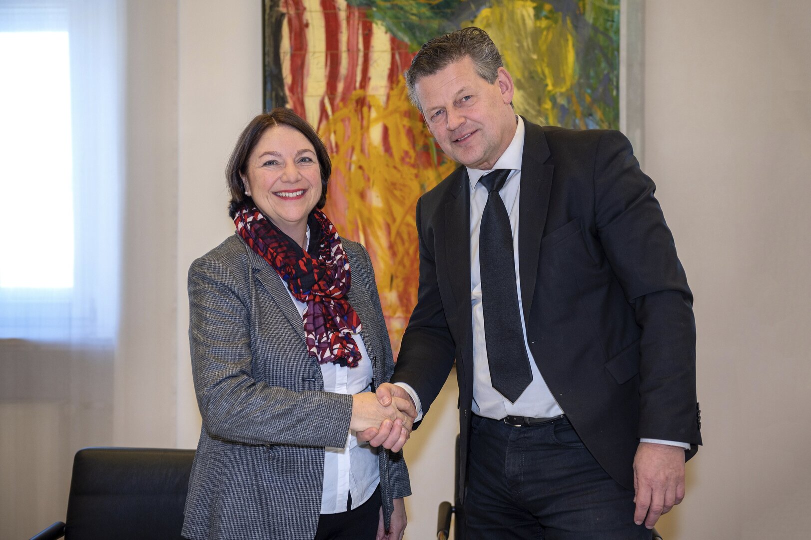 Bürgermeister Christian Scheider gratuliert Mag. Karin Zarikian zur neuen Funktion als Stellvertreterin des Magistratsdirektors.  Foto: StadtKommunikation / Thomas Hude