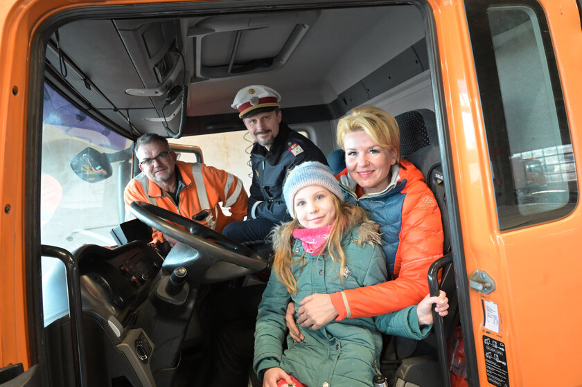 Dietmar Ribolits (Abteilung Entsorgung) Bezirksinspektor Dieter Goritschnig (Verkehrsinspektion Klagenfurt) und Verkehrsstadträtin Sandra Wassermann zeigten Kajsa und ihren Mitschülern von der Volksschule Welzenegg den „Toten Winkel“ im LKW.