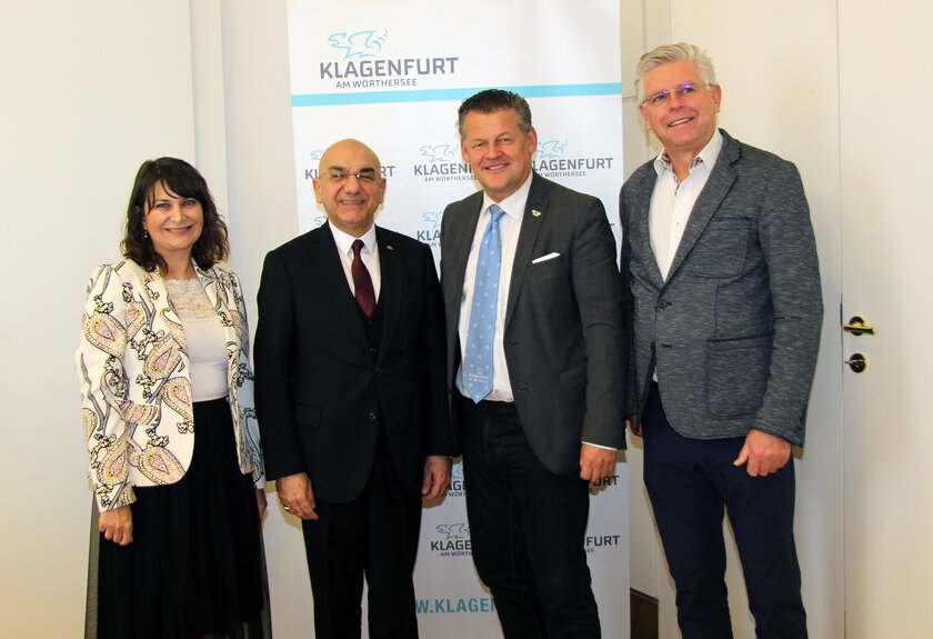 Generalkonsulin Günay Babadoğan Ertan, Botschafter Ozan Ceyhun, Bürgermeister Christian Scheider und Vizebürgermeister Prof. Mag. Alois Dolinar (v.l.n.r.) trafen sich im Klagenfurter Rathaus.