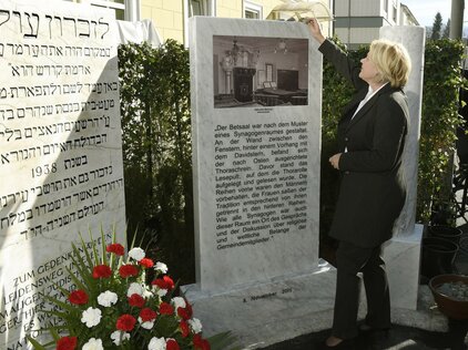 Bürgermeisterin Dr. Maria-Luise Mathiaschitz an der Gedenkstätte.