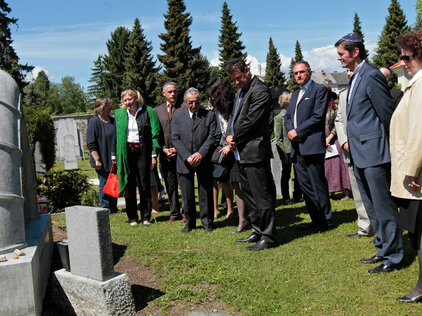 Zahlreiche Ehrengäste bei der Übergabe des restaurierten Friedhofes©StadtPresse/Eggenberger