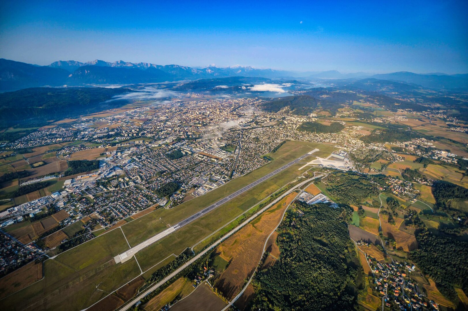 Luftbild vom Klagenfurter Flughafen aus 2018.