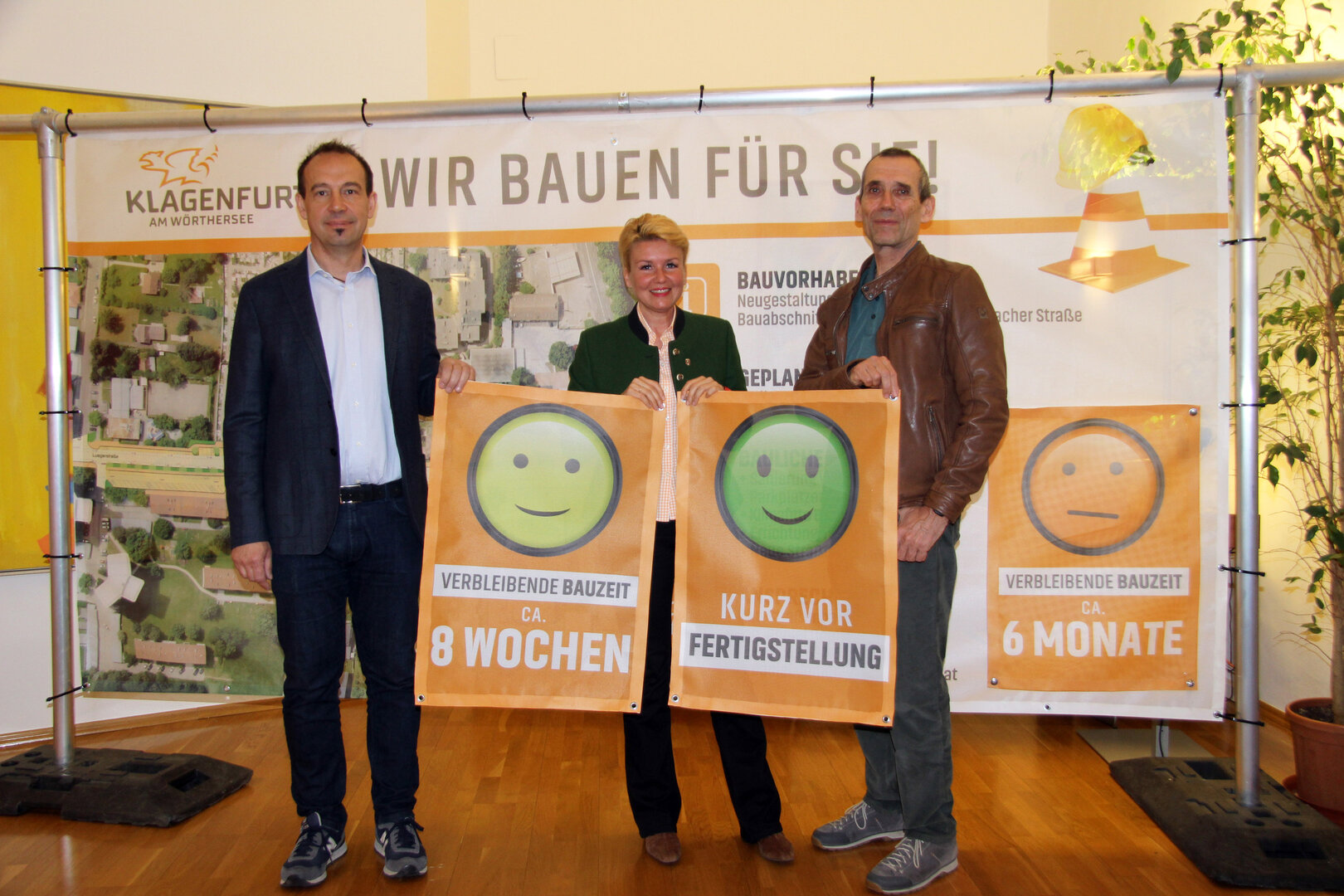 Stadträtin Sandra Wassermann, BA, Ing. Gernot Bogensberger (r.) und DI Alexander Sadila präsentierten das Bauprogramm für 2023 und die neuen Baustellentransparente mit Smiley-Ampelsystem.