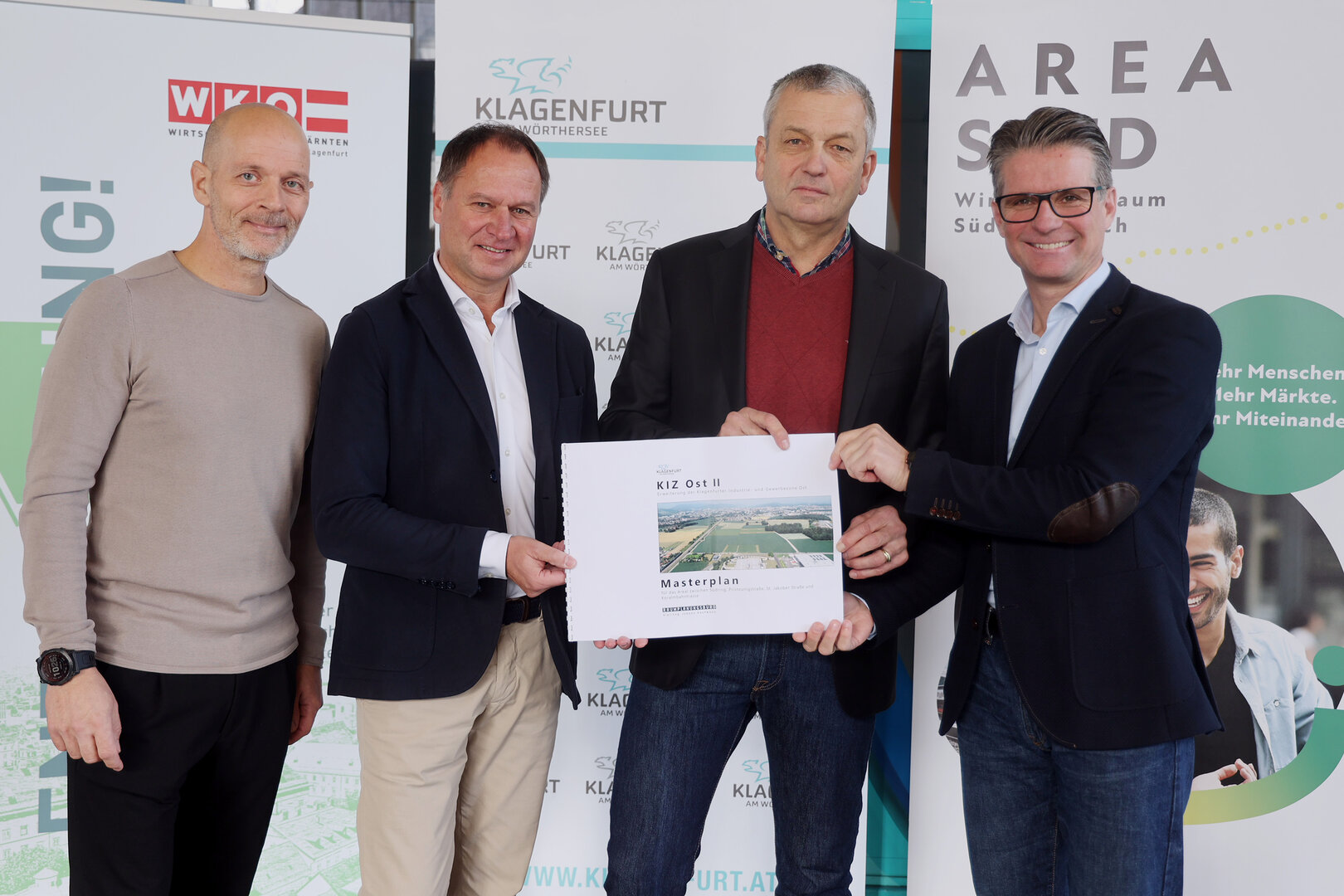 V.l.: Wirtschaftskoordinator Andreas Fritz MSc., Udo Tarmann, UZ  Immo Geschäftsführer, Wirtschaftsreferent Stadtrat Max Habenicht und Franz  Ahm, WKK Bezirksstellen Obmann Klagenfurt-Stadt. Foto: StadtKommunikation/Wajand