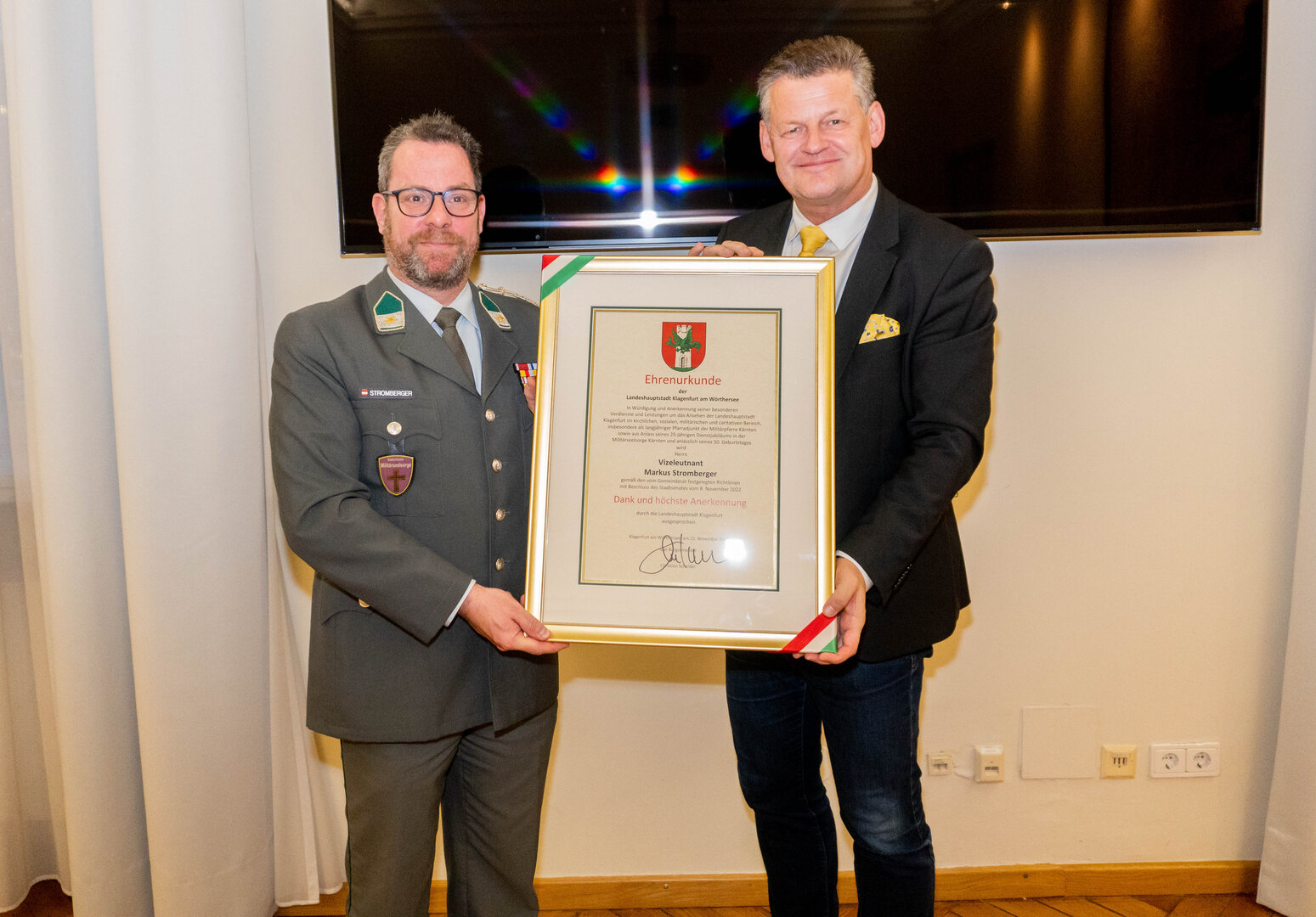  Vizeleutnant Markus Stromberger bekam im Rathaus von  Bürgermeister Christian Scheider die Ehrenurkunde verliehen.  Foto: StadtKommunikation/Wiedergut