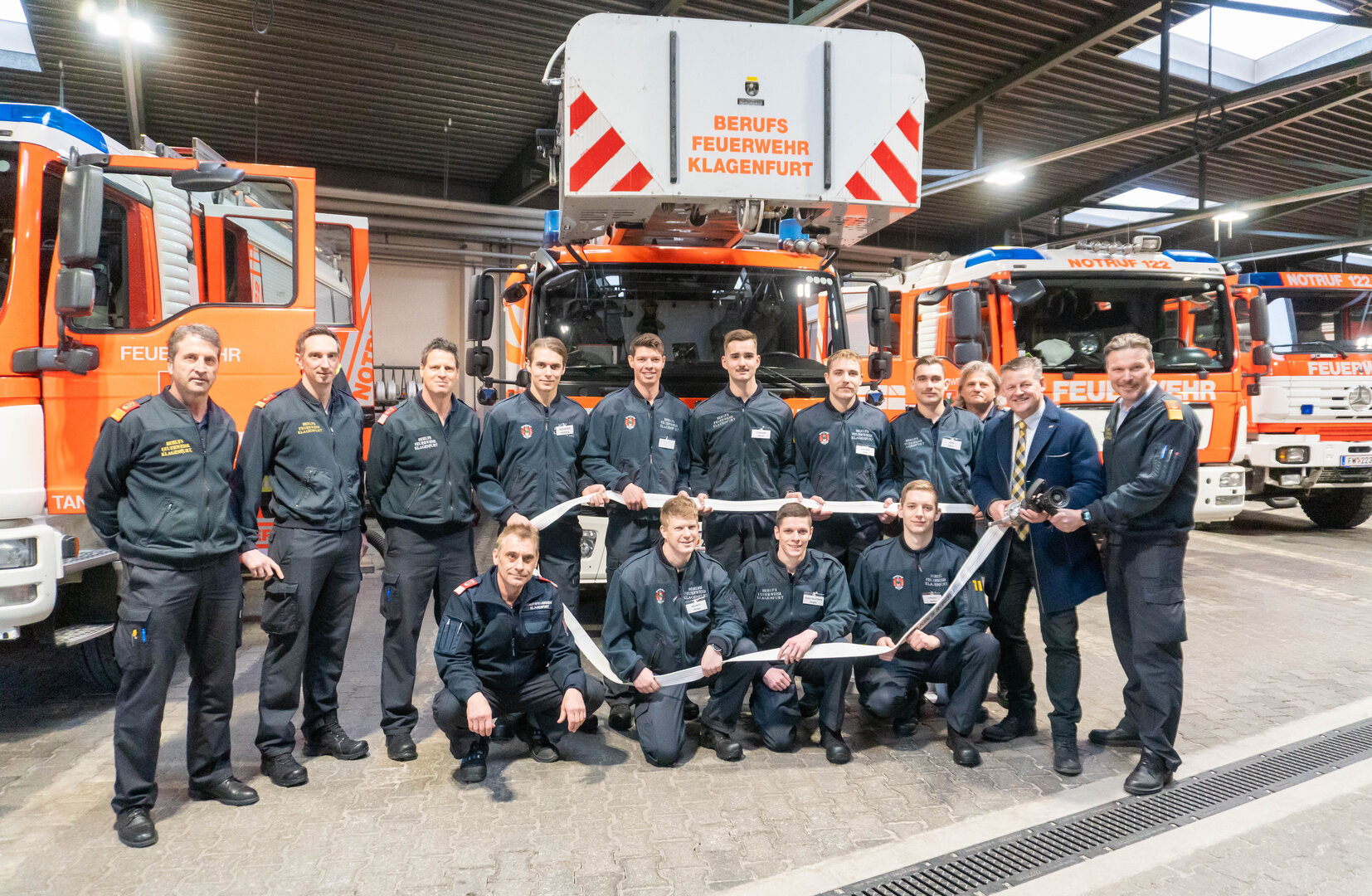 Feuerwehrreferent Bürgermeister Christian Scheider begrüßte die  acht neuen Feuerwehrmänner.  Foto: StadtKommunikation/Wiedergut