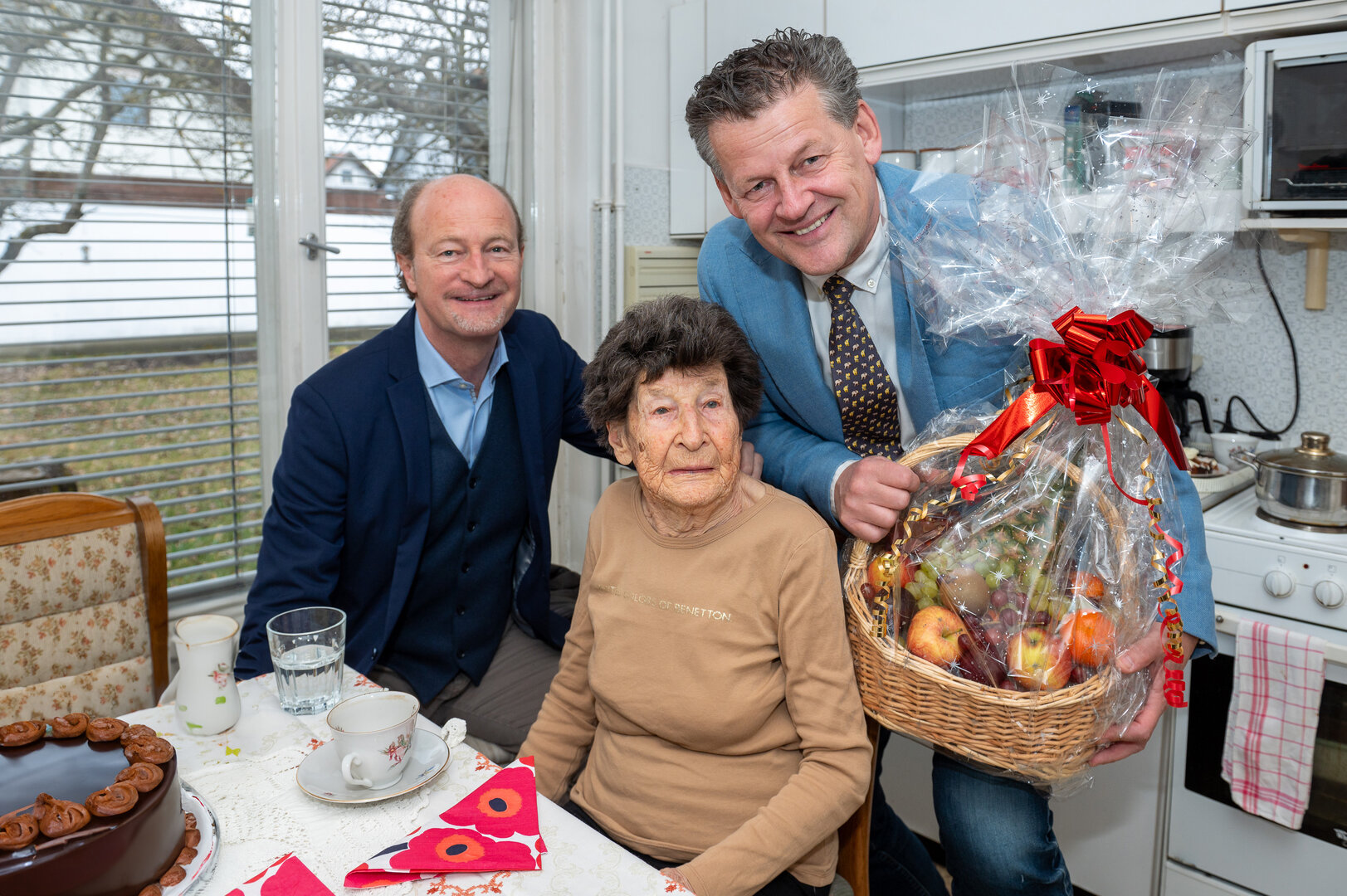 Josefine Klein wurde an ihrem 101. Geburtstag von Bürgermeister Christian Scheider besucht. Sohn Michael war selbstverständlich auch unter den Gratulanten.  Foto: SK/Hude