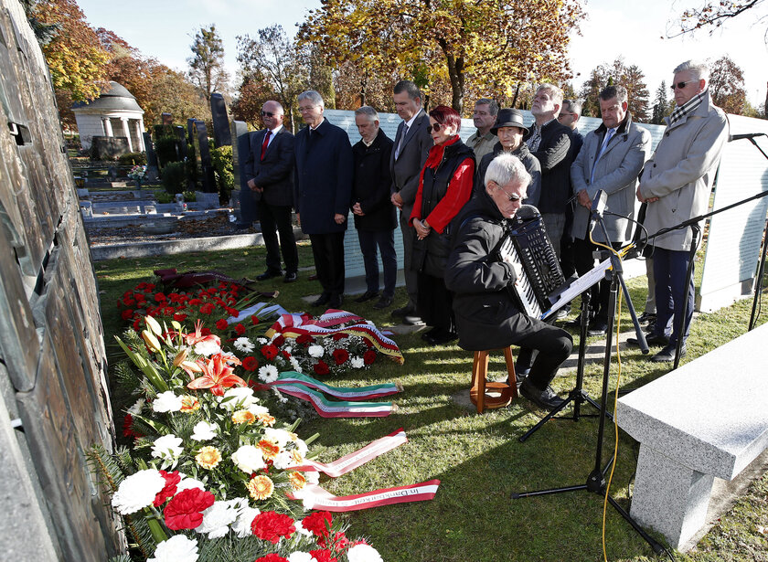Gedenkfeier am Friedhof Annabichl: Bürgermeister spricht klare Worte gegen das Vergessen