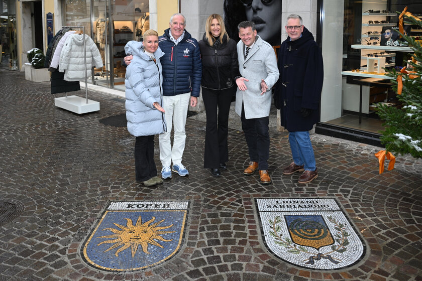 Stadträtin Sandra Wassermann, BA, Tourismus-Stadtrat Massimo Brini, Bürgermeisterin Laura Giorgi, Bürgermeister Christian Scheider und Vizebürgermeister Dr. Alexander Kastner freuten sich über die gelungenen Ergänzungen im Wappen-Rondeau in der Kramergasse. 