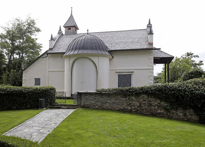 Blick auf die Loretto-Kapelle mit grünem Rasen und Hecke©StadtPresse/Eggenberger