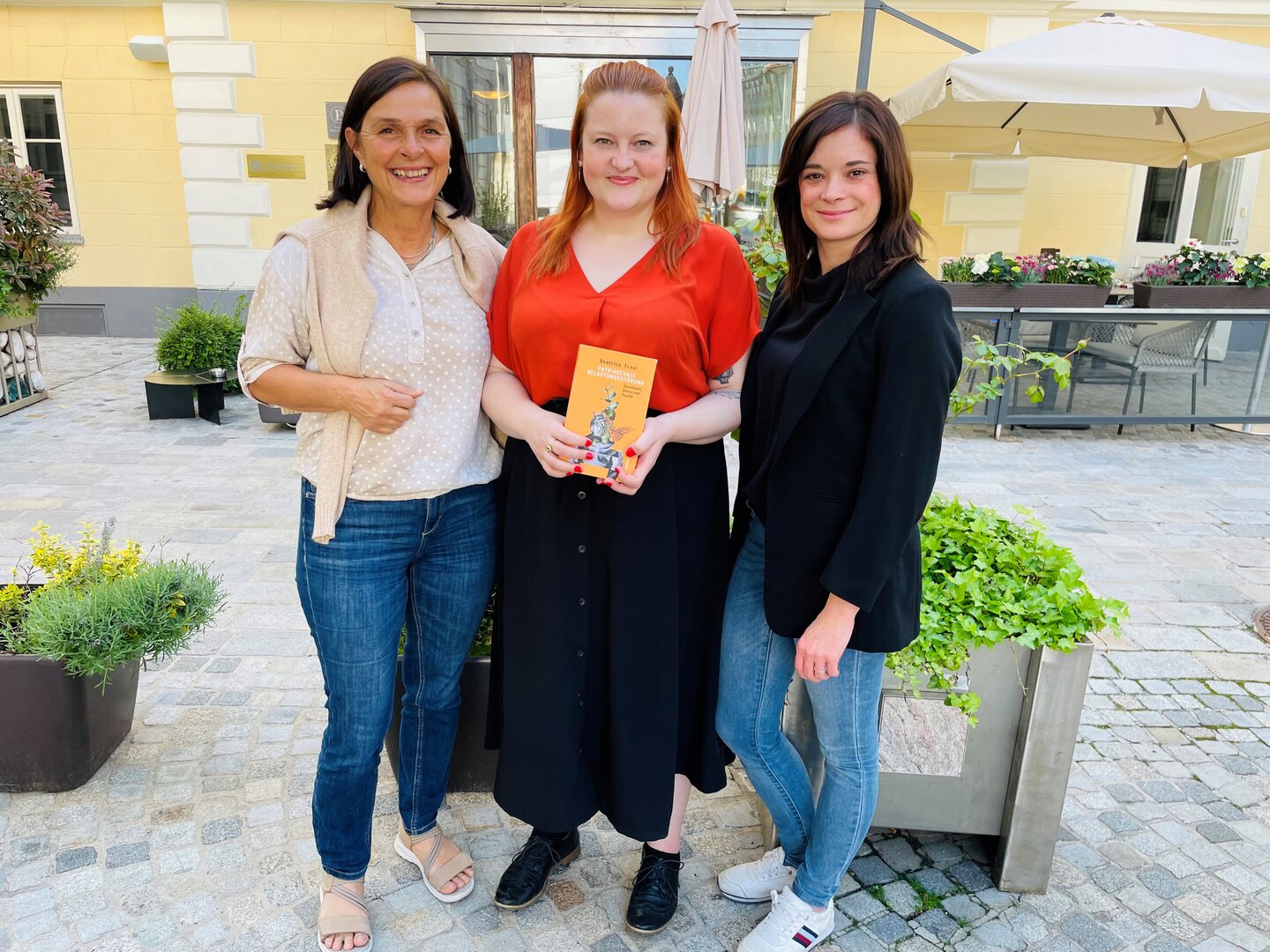 Leiterin des Frauenbüros Klagenfurt Mag. Astrid Malle, Autorin Mag. Beatrice Frasl und Frauenreferentin Stadträtin Mag. Corinna Smrecnik. Foto: Büro Smrecnik