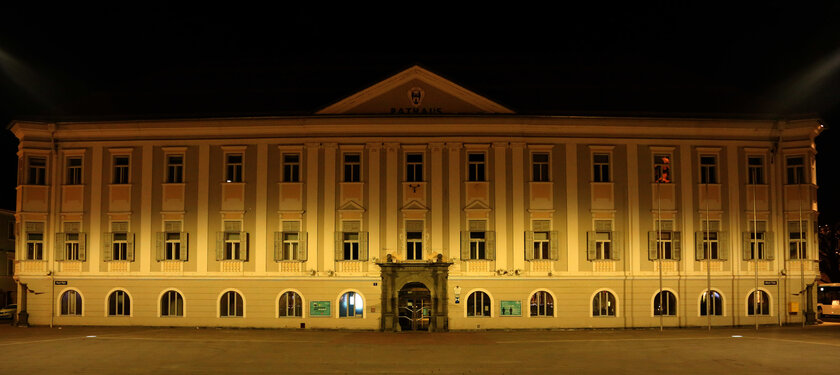 Auch das Rathaus verdunkelte sich eine Stunde lang. Foto: Stadtkommunikation / Hannes Krainz