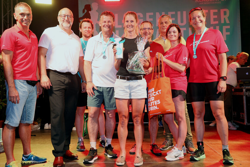 Triathletin Gabriele Obmann erhielt den Gläsernen Lindwurm als Sonderehrung für ihren zweiten Platz beim jüngsten Ironman.