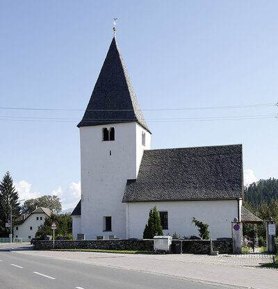 Die kleine Kirche in Lendorf mit dem gedrungenen, breiten Turm©StadtPresse/Eggenberger