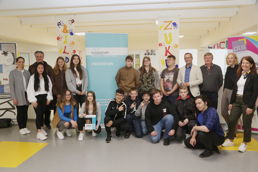 Die beiden Projektbegleiter Angelika Moschitz und Andreas Kutej (links), Gesundheitsreferent Stadtrat Mag. Franz Petritz, Schuldirektort Johann Wintersteiger BeD MA sowie Dr. Birgit Trattler und Mag. Dr. Jutta Hafner-Sorger (Abteilung Gesundheit, Jugend und Familie / Prävention) beim Projektauftakt von „Achilles“.   Foto: StadtKommunikation / D. Wajand