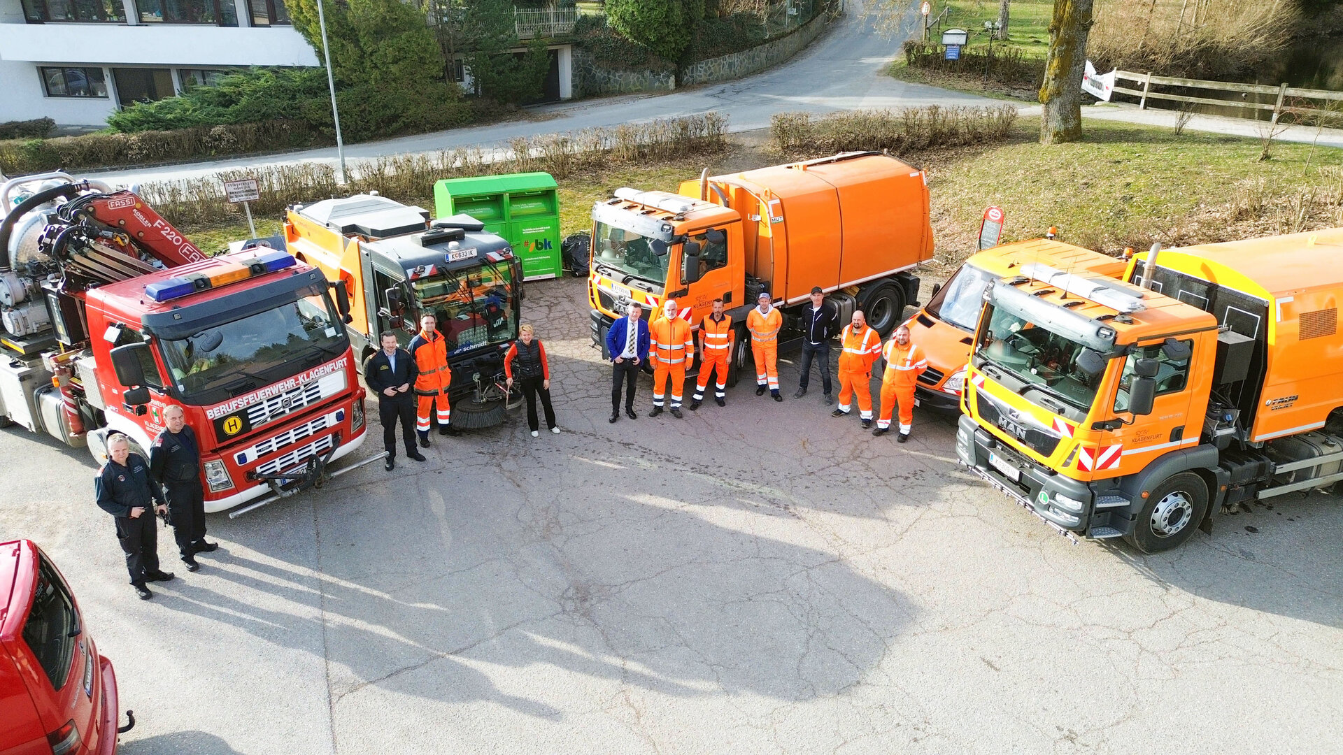 Stadträtin Sandra Wassermann, Bürgermeister Christian Scheider sowie Mitarbeiter der Abteilungen Straßenbau und Verkehr, Stadtgarten, Entsorgung und Berufsfeuerwehr, machten den Auftakt zur Frühjahrsreinigung. 