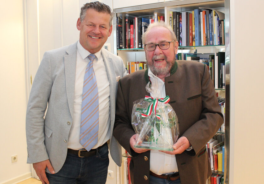 Bürgermeister Christian Scheider empfing Erich Sornig im Rathaus und überreichte ihm anlässlich seines 70. Geburtstages den gläsernen Lindwurm.  Foto: SK/Glinik