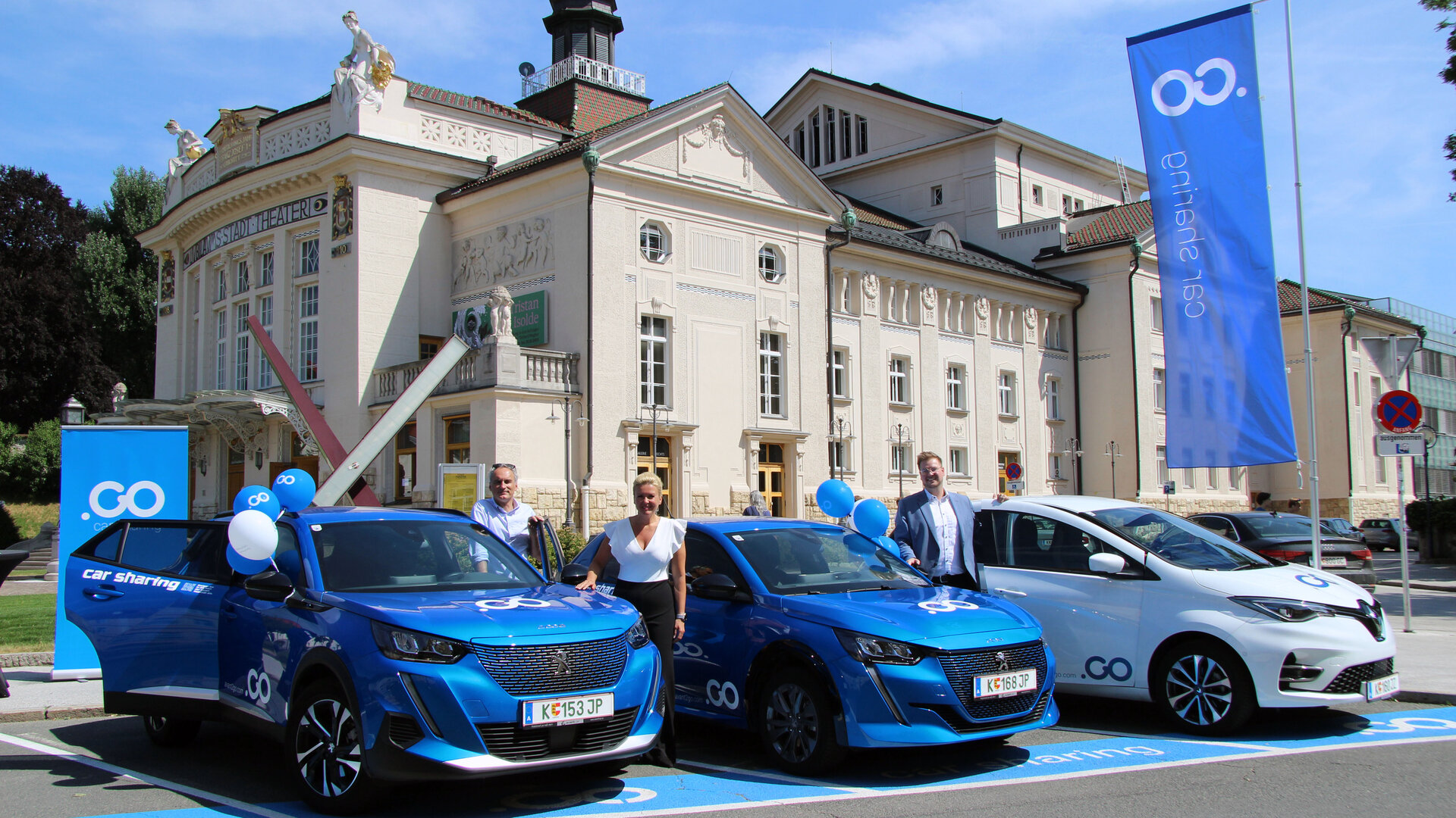 Straßenbau und Verkehrsreferentin Stadträtin Sandra Wassermann, BA, und Gašpar Ogris-Martič (Geschäftsführer Avant Car GmbH) freuen sich über die stetig steigende Nutzung von Carsharing in Klagenfurt. 