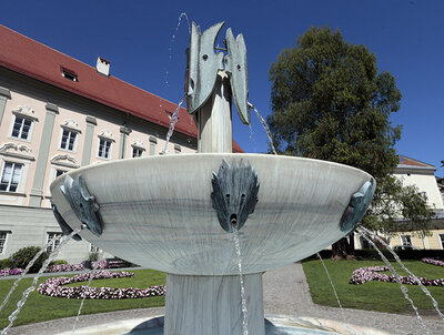 Der Kiki-Kogelnik-Brunnen vor dem Landhaus mit den bronzenen Masken©StadtPresse/Eggenberger