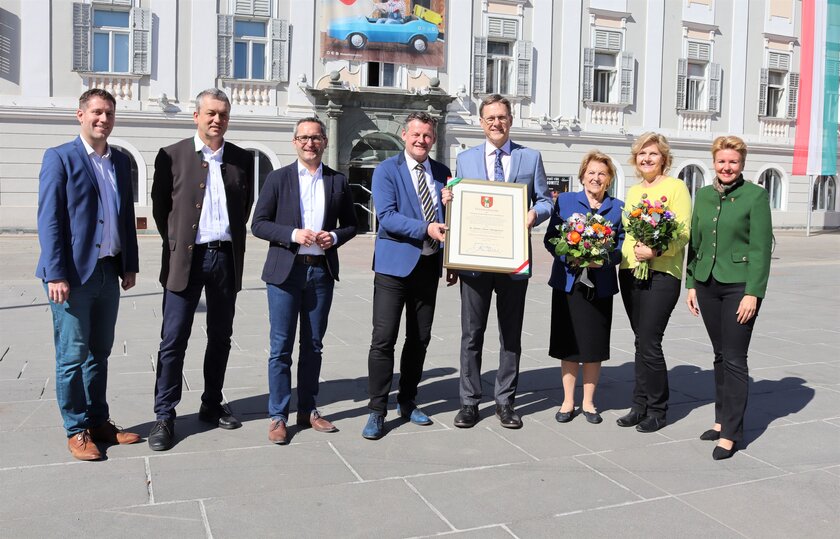 Von links: Vzbgm Mag. Philipp Liesnig, StR Max Habenicht, StR Mag. Franz Petritz, Bgm Christian Scheider, Dr. Tono Hönigmann, Schwiegermutter Isolde Auer, Ehefrau Dr. Herlinde Auer, StR Sandra Wassermann. Foto: StadtKommunikation/ Rosenzopf