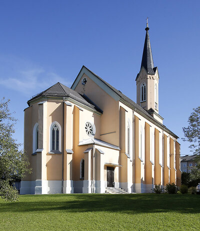 Ungewöhnlicher Blick auf die evangelische Kirche-Rücken - und Seitenansicht©StadtPresse/Eggenberger