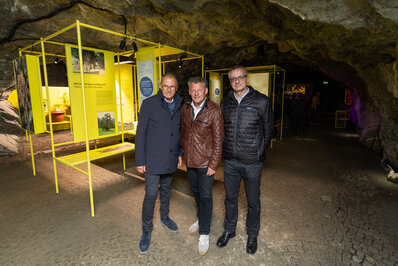 v.l. HR Prof. Dr. Wolfgang Muchitsch (Direktor des kärnten.museum) mit Bürgermeister Christian Scheider und Mag. Dr. Roland Eberwein (Leiter des Kärntner Botanikzentrums) bei der offiziellen Eröffnung der neuen Dauerausstellung „ÜBER.LEBEN“ im Kreuzbergl-Stollen. Foto: SK/Zangerle